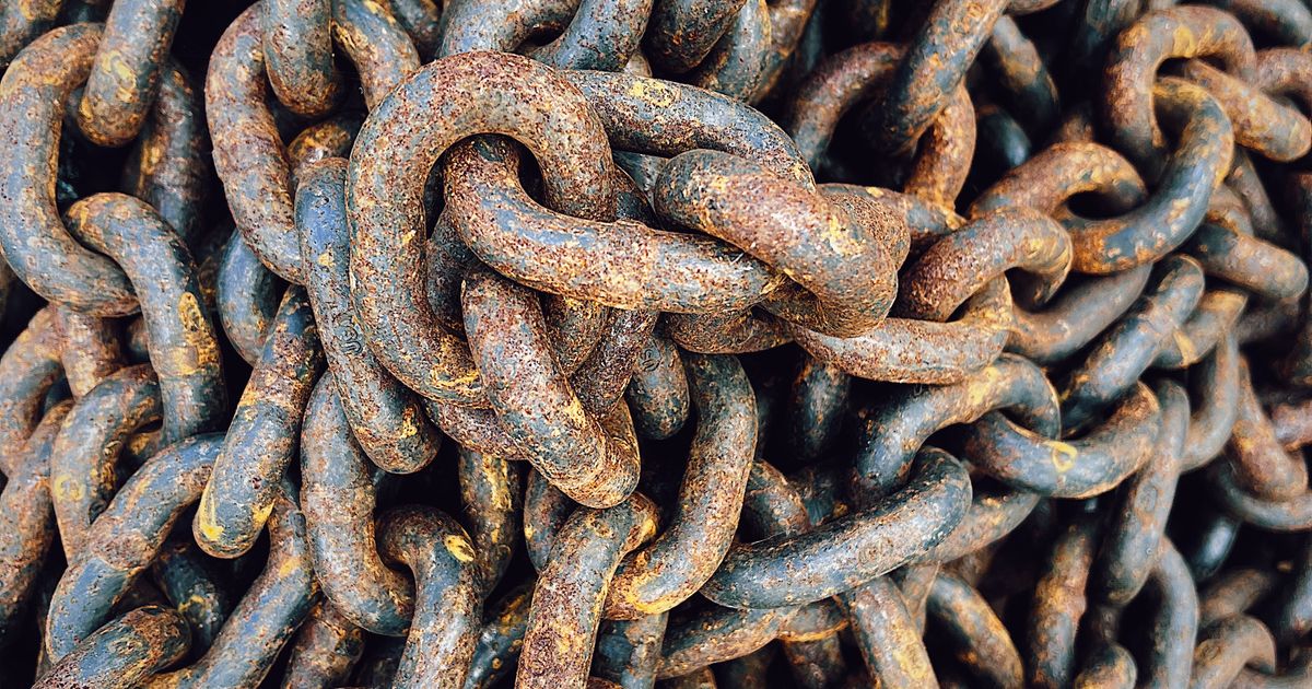Chaîne métallique tendue à l'horizontale, métaphore d'un maillage à démêler