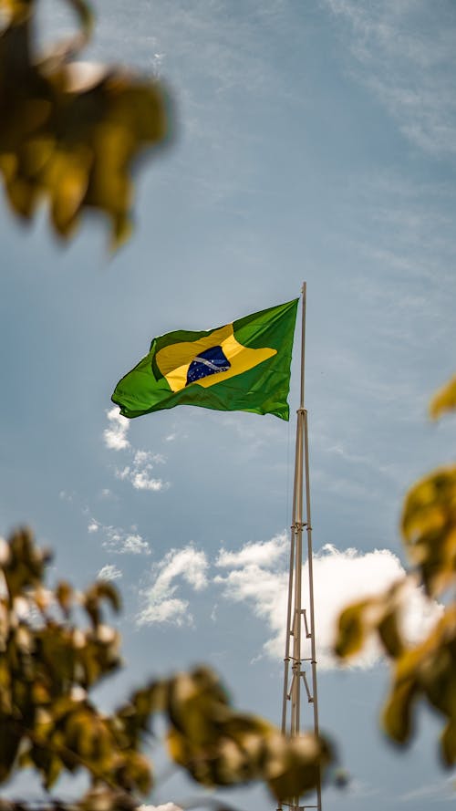 Kostenloses Stock Foto zu blauer himmel, fahnenstange, flagge von brasilien