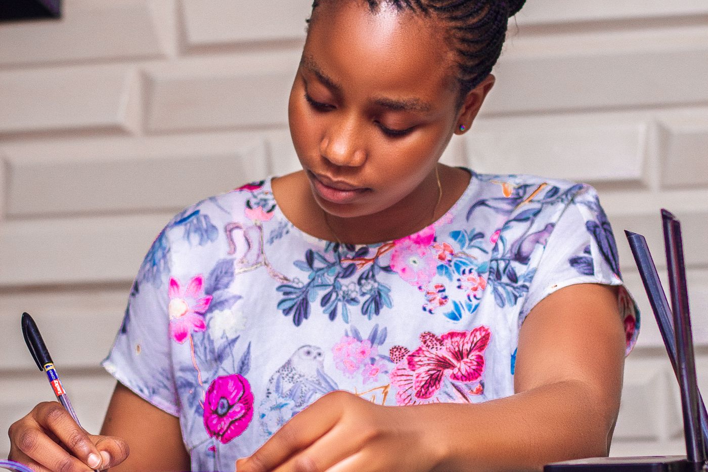 Une femme prend des notes à son bureau au Nigeria