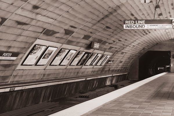 Manifesto pubblicitario grande formato in stazione