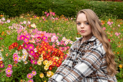 Ingyenes stockfotó fiatal nő, kockás blézer, krizantém témában