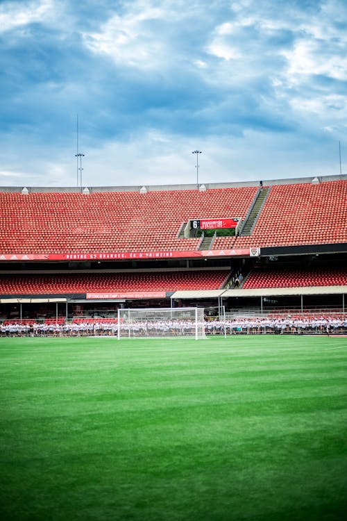 Gratis Immagine gratuita di campo da calcio, cielo nuvoloso, erba verde Foto a disposizione
