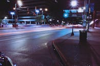 查塔努加的一条街道上，充满活力的夜景展示了城市的光径与生活