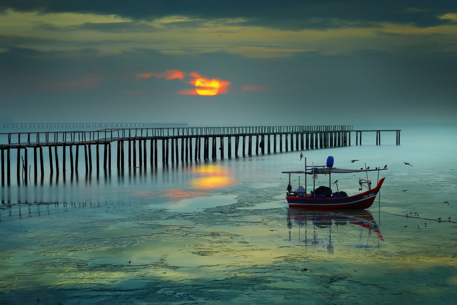 Menikmati Momen Eksotis Sunset dan Sunrise di Pantai Pulau Kakorotan