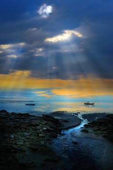 在马来西亚乔治城，傍晚的海景宁静，阳光透过云层，令人惊叹