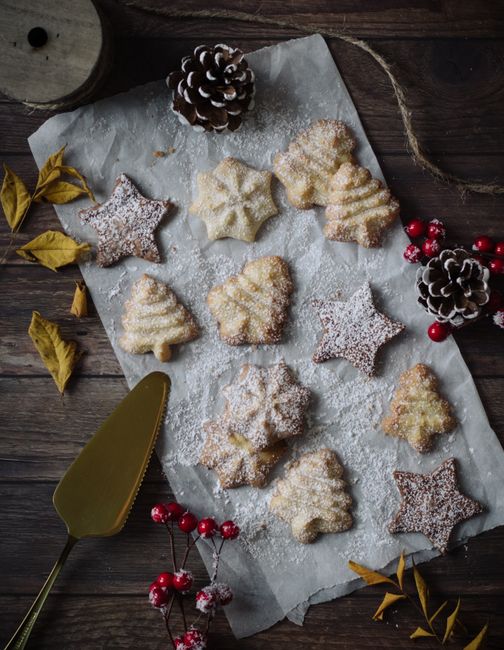 Delicious homemade Christmas cookies dusted with icing sugar, perfect for the holiday season.