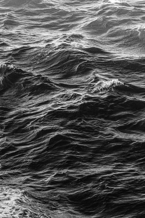 Free Dramatic close-up of ocean waves in black and white, capturing texture and movement. Stock Photo