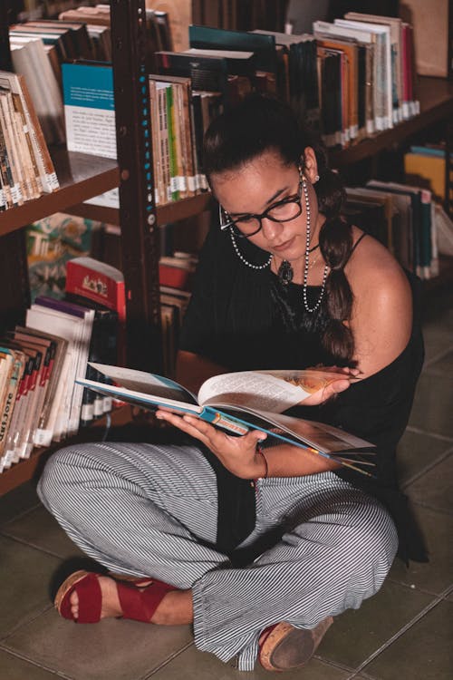 Foto profissional grátis de amante de livros, andar, biblioteca