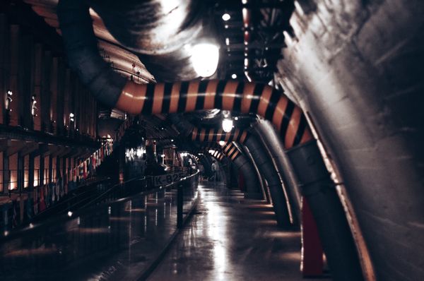 Intérieur de canalisation avant chemisage — corrosion, dépôts et fissures visibles à la caméra