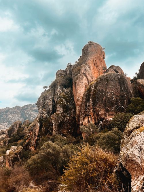 Free Dramatic view of rocky mountains with cloudy sky, highlighting nature's rugged beauty. Stock Photo