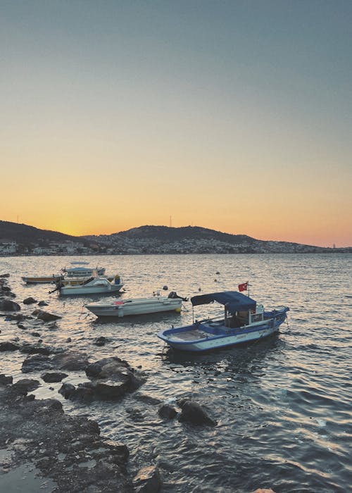 Foto profissional grátis de ancorado, barcos, costa rochosa