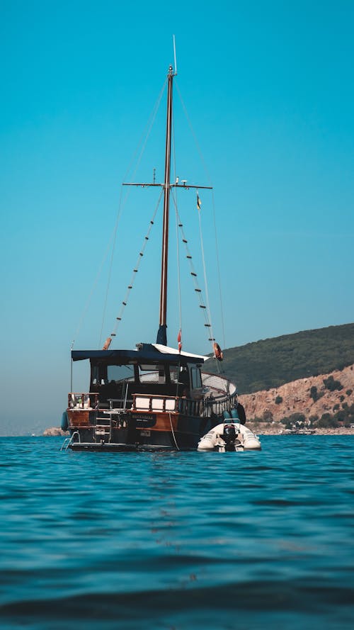 Kostenloses Stock Foto zu aufnahme von unten, blauer himmel, boot