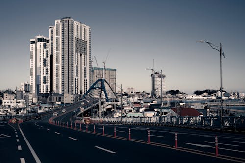 Бесплатное стоковое фото с автомобили, башни, голубое небо