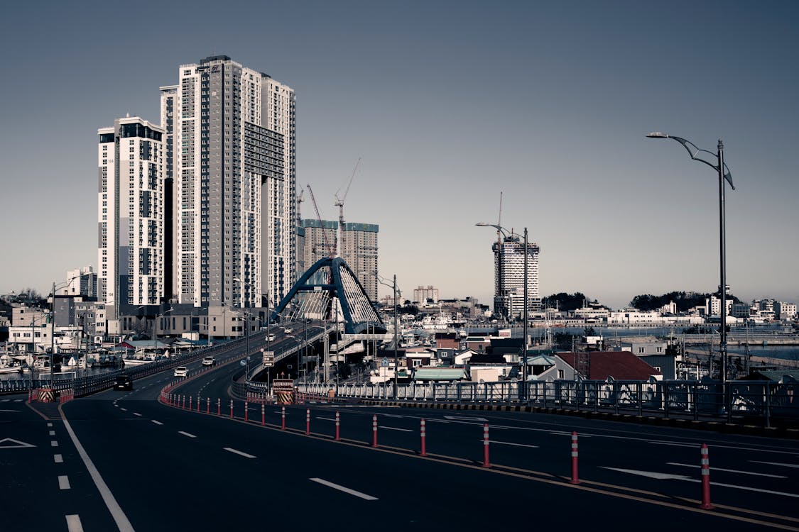 Gratis stockfoto met auto's, blauwe lucht, brug