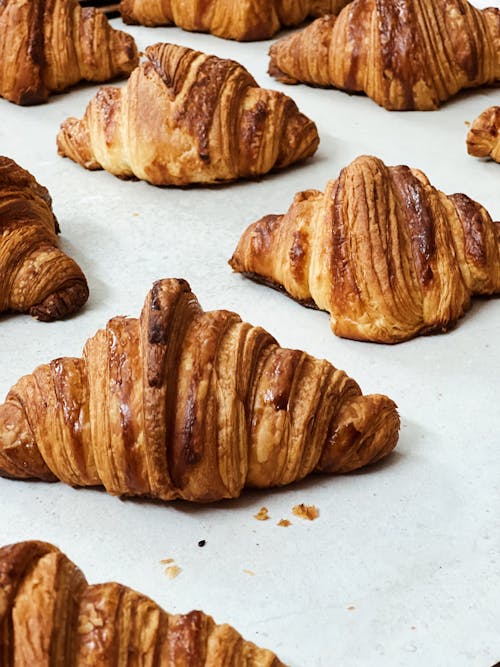 Foto profissional grátis de alimento, crocante, croissants