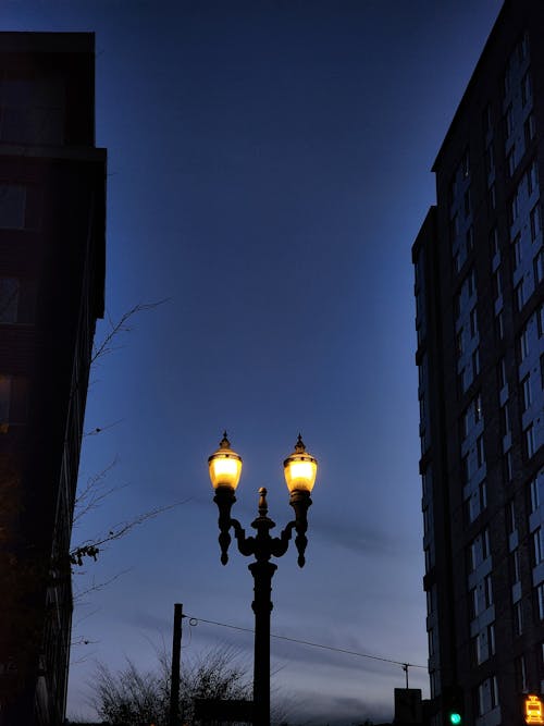 Fotobanka s bezplatnými fotkami na tému budovy, nočný čas, pouličné lampy