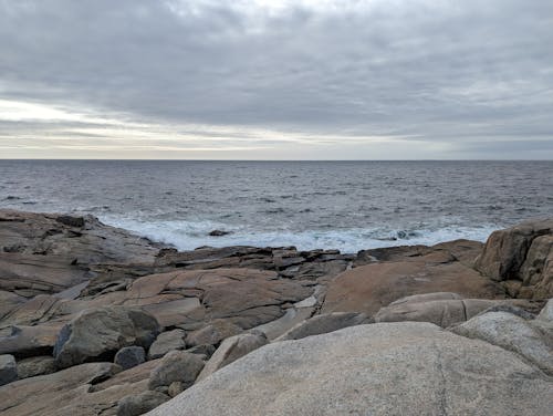 Immagine gratuita di acqua, cielo coperto, costa