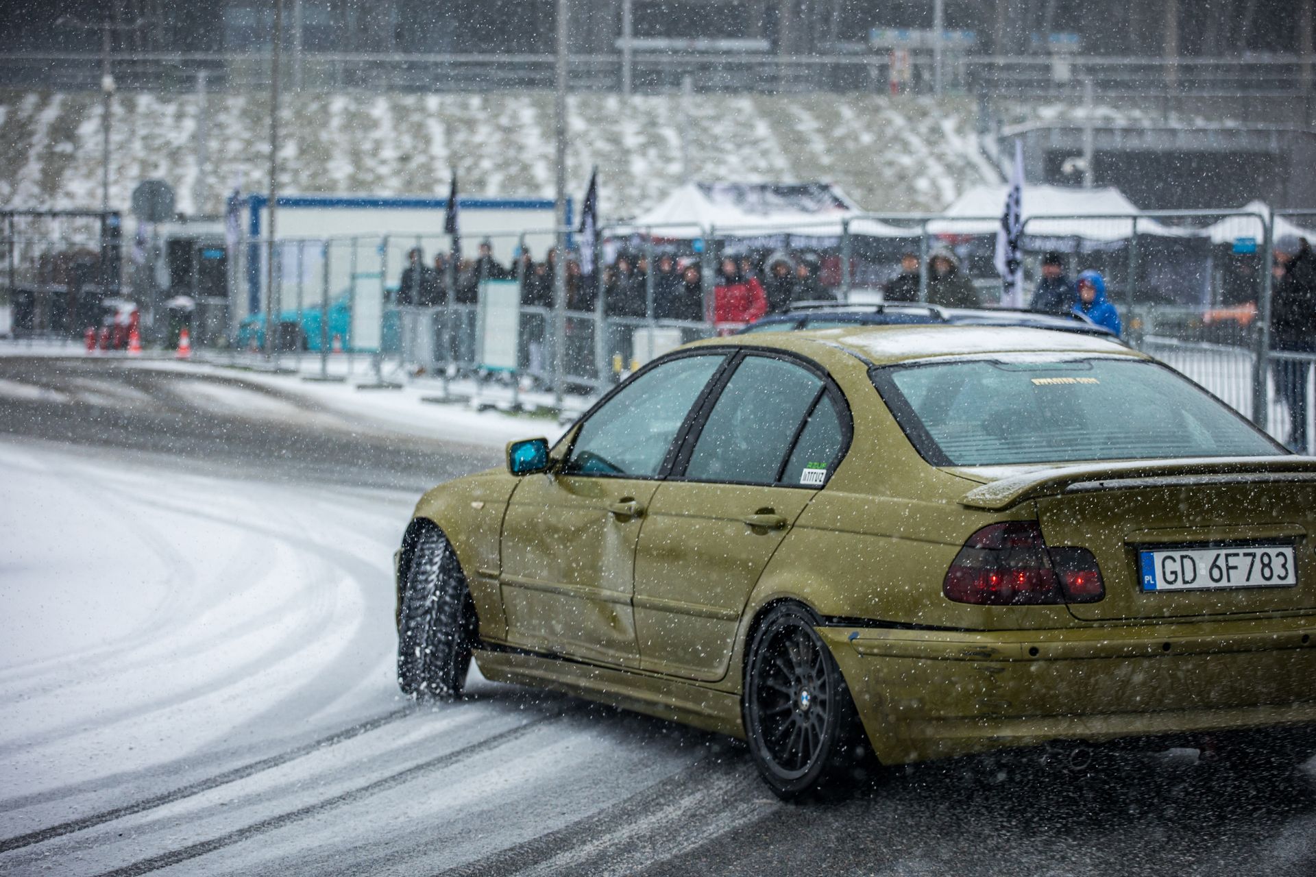 Fahrzeug bewegt sich auf einer schneebedeckten Fahrbahn.