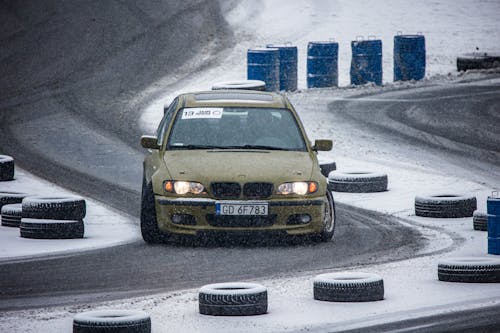 Wyścigi Samochodów Bmw Drift Na Torze Pokrytym śniegiem