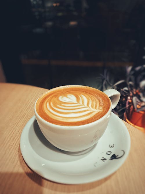 Ingyenes stockfotó cappuccino, csésze és csészealj, fafelület témában