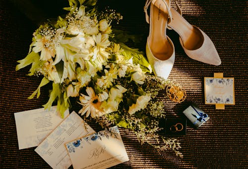 Paire De Chaussures Beiges à Côté De Bouquet