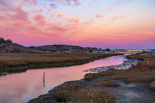 Gratis lagerfoto af flod, landskab, lyserøde skyer