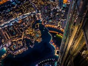 迪拜夜晚的城市景观充满活力，摩天大楼和城市灯光交相辉映