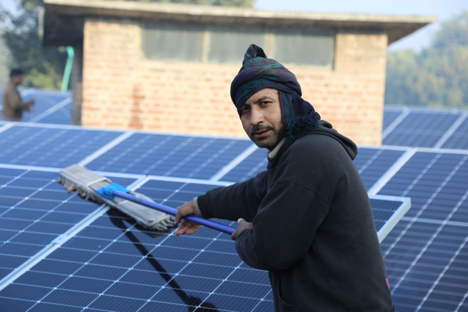Operatore lava un pannello fotovoltaico