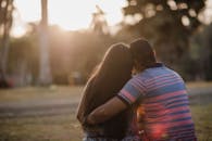 一对夫妇在巴拿马的公园里，享受着浪漫的日落，展现了爱情与彼此的联结