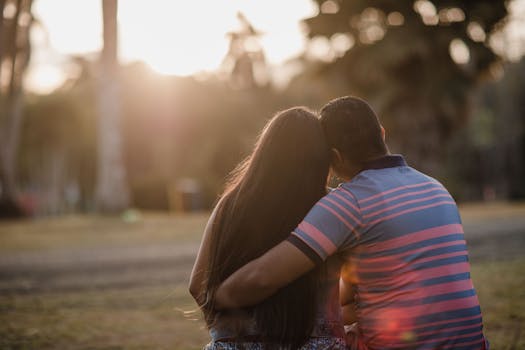 一对夫妇在巴拿马的公园里，享受着浪漫的日落，展现了爱情与彼此的联结