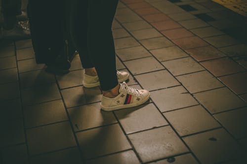Základová fotografie zdarma na téma boty, čekání, fotka ulice