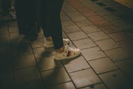 地铁平台上的休闲运动鞋展现了城市街头风格