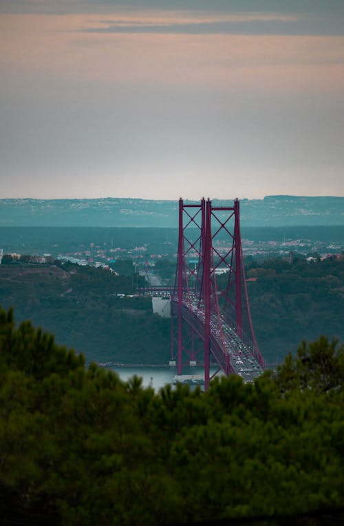 Gratis lagerfoto af 25 april bridge, 25 de abril bro, biler