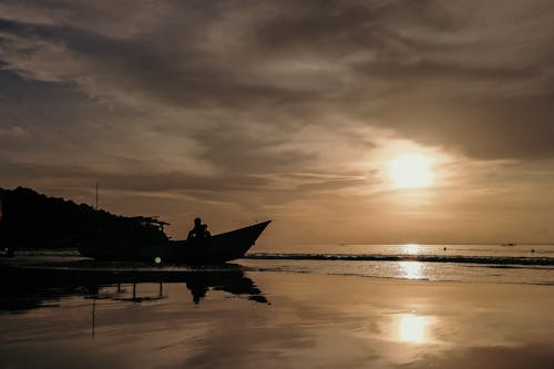 在沙滩上, 海上, 海滩日落 的 免费素材图片