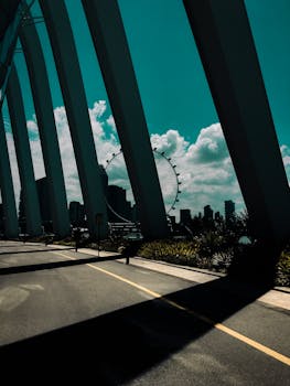 在戏剧性的天空下，从标志性的新加坡摩天轮可以欣赏城市景观