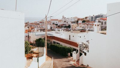 Whitewashed hillside town on the Portuguese coast, photo by Artūras Kokorevas on Pexels