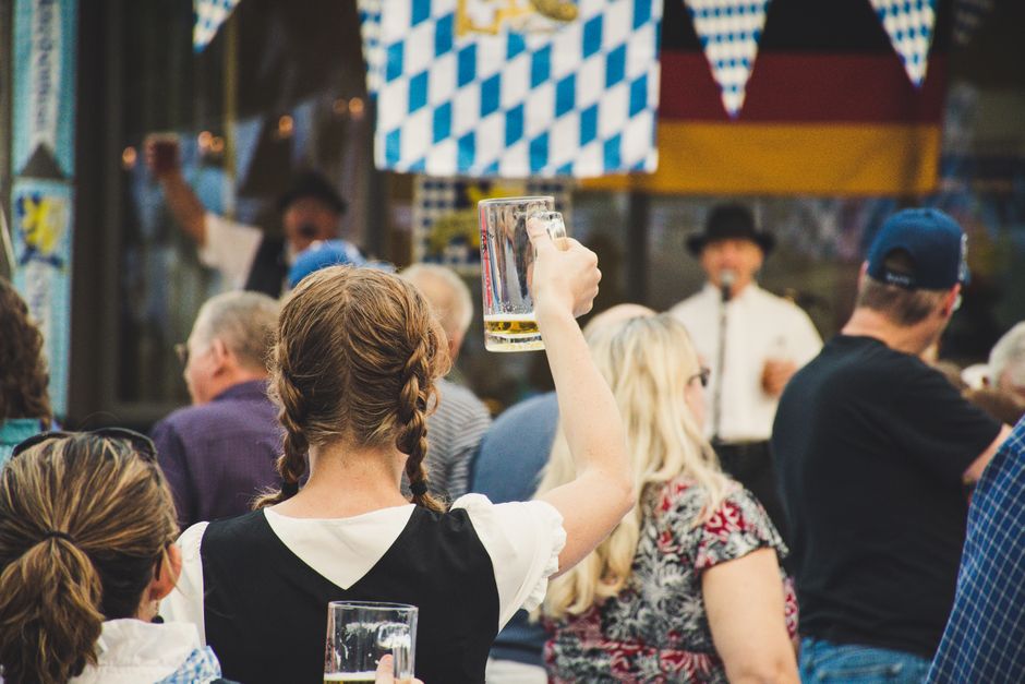 Oktoberfest tafel gedecoreerd met blauw-witte tafelloper. Oktoberfest tafel gedecoreerd met blauw-witte tafelloper.