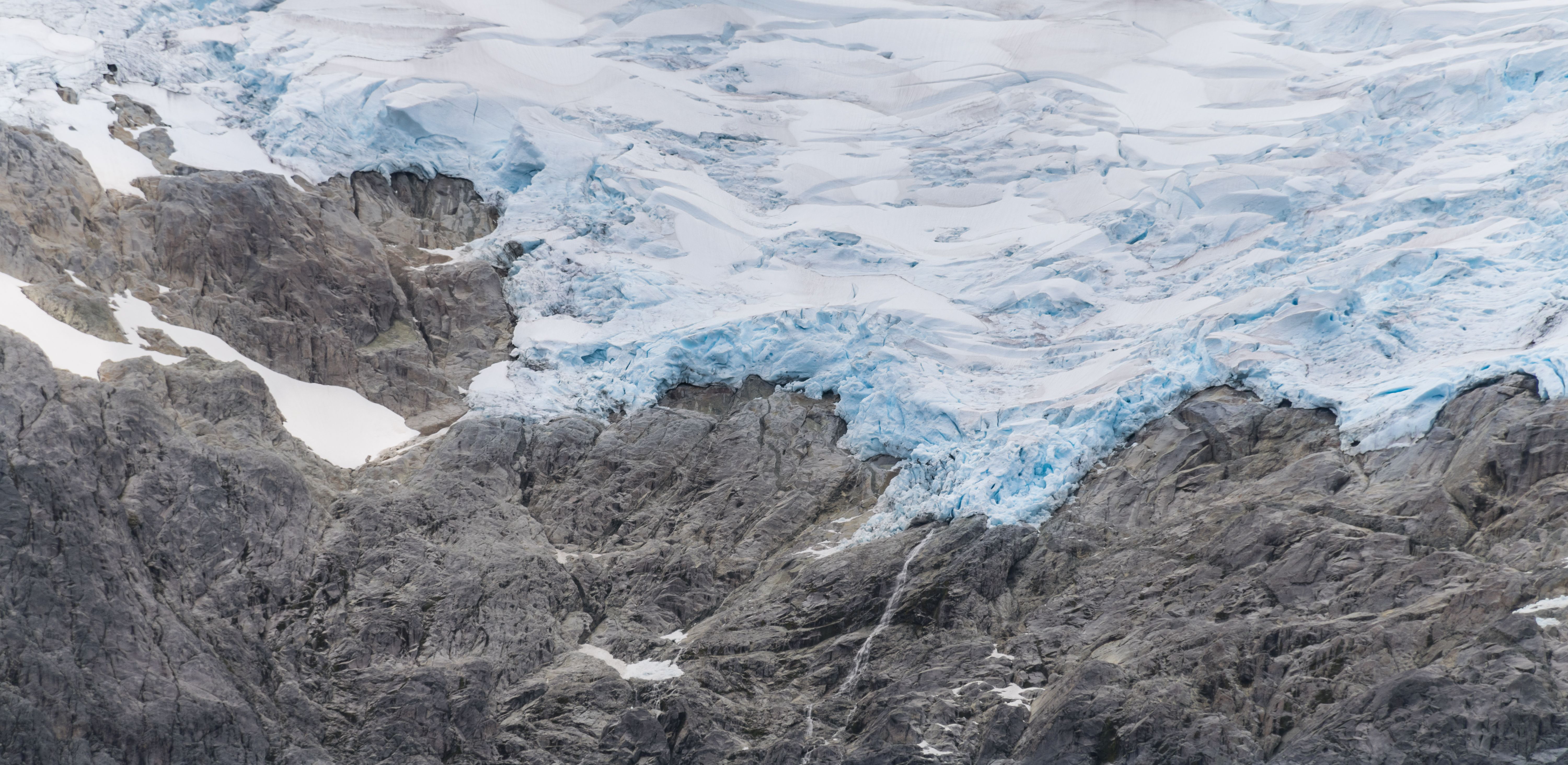 Glaciar y monta&ntilde;as en el parque nacional