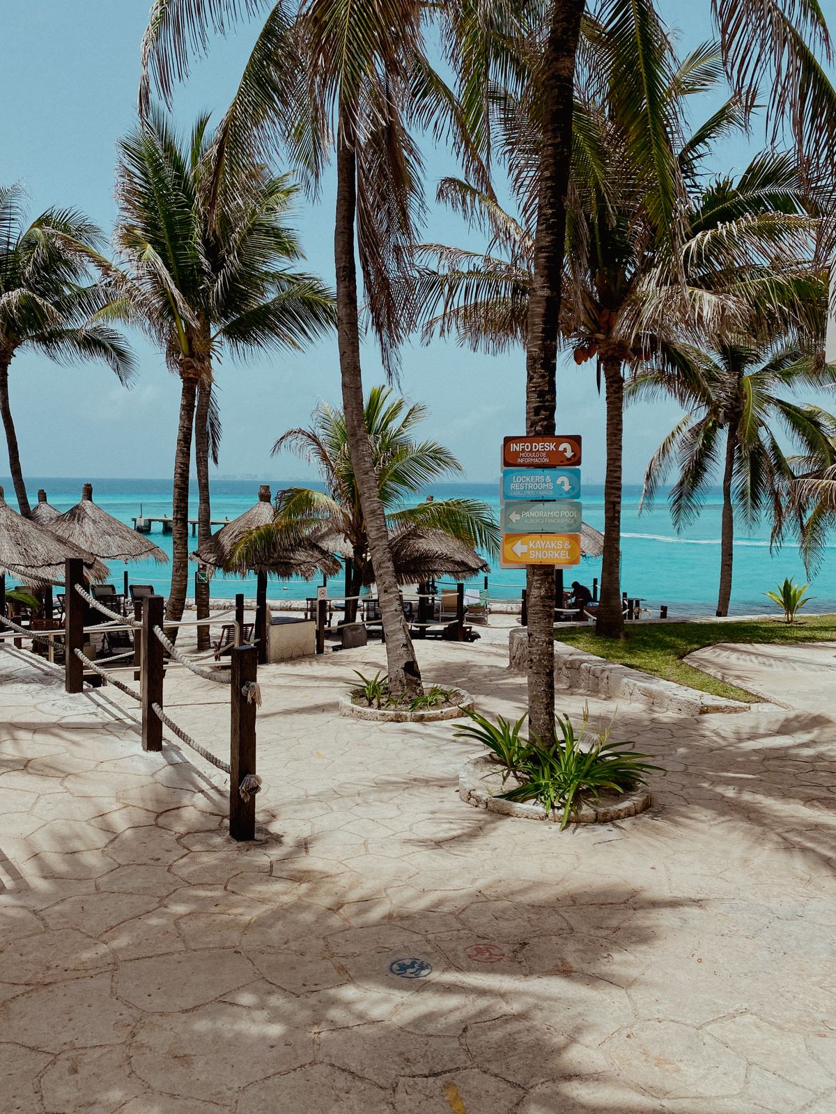 Playa Norte en Isla Mujeres: palmeras y agua turquesa poco profunda del Caribe