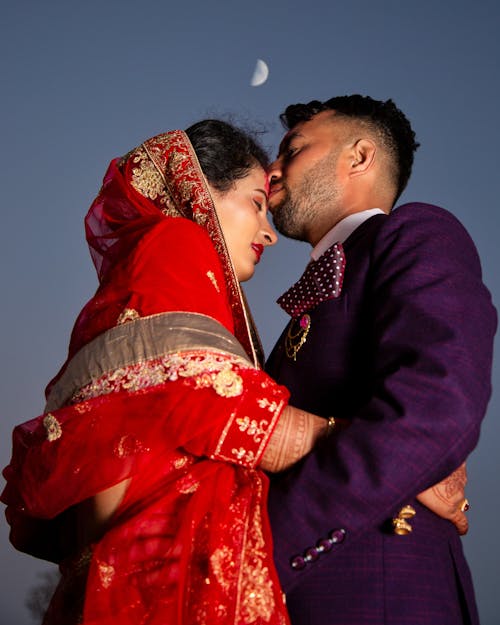 Ingyenes stockfotó alacsony szögű felvétel, csók, esküvői fotózás témában