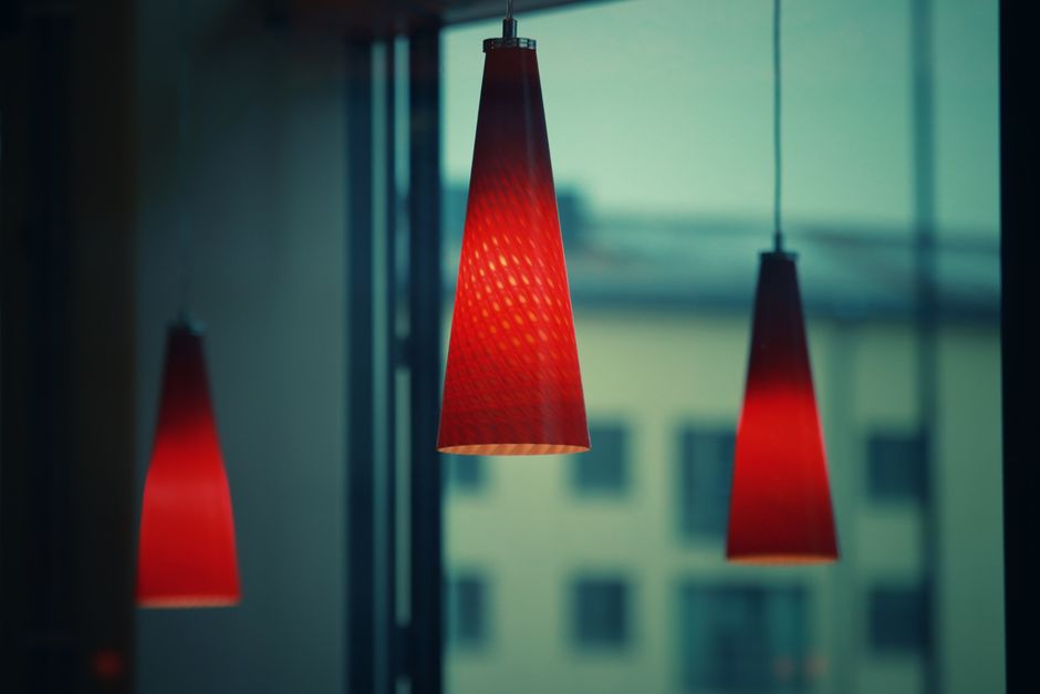 Warme lampen verlichten herfstinterieur knusse woonkamer. Warme lampen verlichten herfstinterieur knusse woonkamer.