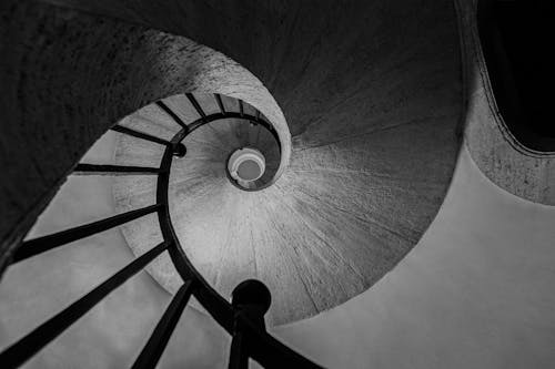 Бесплатное стоковое фото с винтовая лестница, лестница, монохромный
