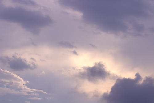 Kostenloses Stock Foto zu bedeckt, dramatischer himmel, durchbruch
