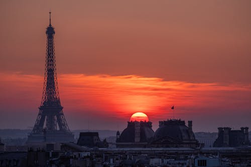 Miễn phí Hoàng Hôn ở Paris Over Louvre, Bên Cạnh Eiffel Ảnh lưu trữ