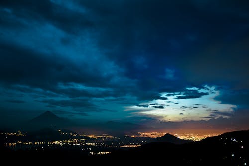Foto stok gratis atardecer, gunung berapi, lampu kota