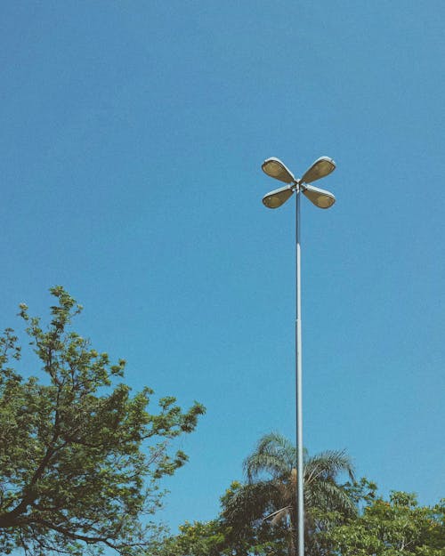 Základová fotografie zdarma na téma modrá obloha, pouliční lampa, vertikální záběr