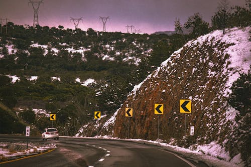 Carretera con nieve y señalamientos