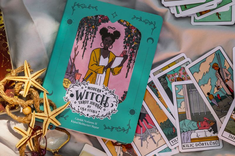 Des cartes de tarot et un livre d'astrologie sur une table