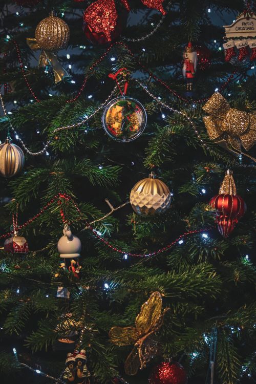 Free A beautifully decorated Christmas tree with ornaments, lights, and festive details. Perfect for holiday themes. Stock Photo