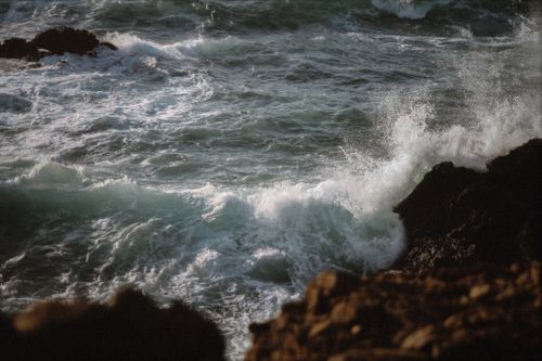 Free Powerful waves crashing against rocky California coast under daylight, capturing nature's force. Stock Photo